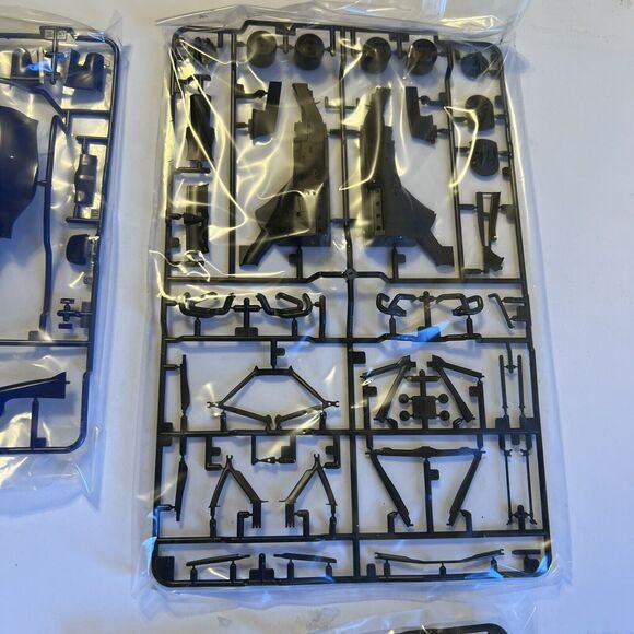 Red Bull Racing Renault RB6 F1 Racing Tamiya 1/20 Model Sebastian Vettel - Picture 9 of 16